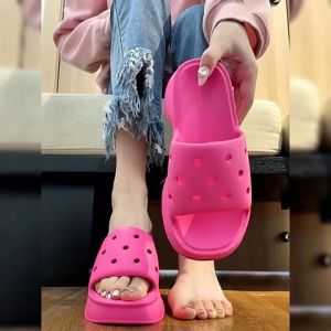 DMshoes รองเท้าแตะแฟชั่นเสริมส้นเล็กน้อย สวมแต่งรูระบายอากาศพื้นหนา มี 5 สี ไม่มีลวดลาย เรียบๆใส่เพียงพอทุกครั้ง ปรับปรุงใหม่