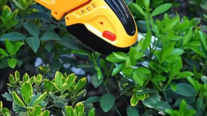 กรรไกรตัดหญ้าไร้สาย 2 IN 1 เครื่องตัดแต่งพุ่มไม้ Electric Hedge Trimmer ตัดแต่งสนามหญ้า ใบมีด SK5
