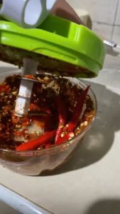 BLENDER TARIK MANUAL PENGGILING BUMBU SPIN CUTTER - Alat Dapur Multifungsi Tanpa Listrik dengan Kemampuan Pemotongan Cepat dan Presisi