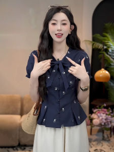 เสื้อเชิ้ตคอวีแขนพองพิมพ์ลายแฟชั่นไซส์ใหญ่สำหรับผู้หญิง ทรงเข้ารูปสไตล์ฝรั่งเศสย้อนยุค แขนสั้น ทรงปกติ ฤดูร้อน 2025