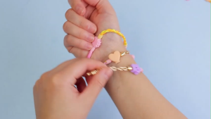 Make It Real Linked Looks Bracelet Kit Set (1735) Girls Friendship Charm Bracelet Kit