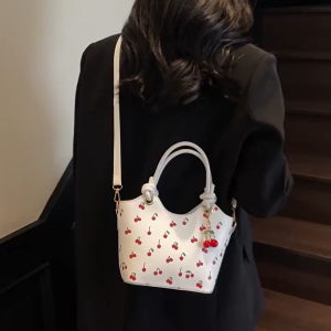 SEA YADOU  กระเป๋าถือใต้วงแขนสะพายไหล่สำหรับสาวๆแฟชั่นพร็อพจี้น่ารักกระเป๋าทรงจีบพิมพ์ลายเชอร์รี่ความจุขนาดใหญ่