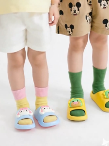 【พร้อมส่งจากกรุงเทพ】🚀นุ่มนิ่ม กันลื่น! ลายการ์ตูน 3D สุดน่ารัก สำหรับอายุ 3-10 ปี | ใส่สบาย ปลอดภัย