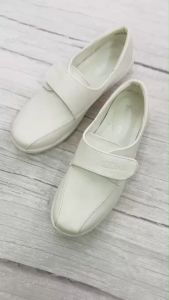 รุ่น 60154 รองเท้าขาวพยาบาล รองเท้าพยาบาล ไซส์เล็ก  มีสายคาดถึงหลังเท้า ปรับกระชับได้ เบอร์ 37-40