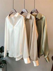 เสื้อเชิ้ตผู้หญิงผ้าซาตินอะซิเตท 3 ชั้น ดีไซน์เก๋ไก๋ ทรงเข้ารูป แขนยาว ปกโปโล สีพื้น ฤดูใบไม้ผลิ 2025