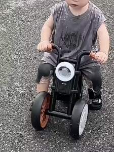 Toddler Balance Bike No-Pedal Kids Tricycle with Music Baby Walker Ride On Toy for 2-5 Years Old Boys Girls Anti-Tip Safe Gli