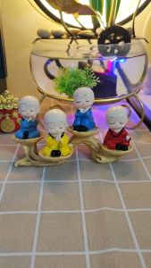 Bộ Tượng 4 Chú Tiểu Dễ thương Đeo Chuỗi Vòng Ngồi Trên Gốc Cây