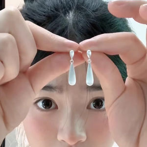 Fashionable Waterdrop Shaped Womens Earrings Luxury Minimalist Design High End Stud Earrings Elegant Versatile Unique Jewelry