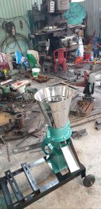 Máy ép cám viên trục đứng S150S170S220.....dành cho các hộ gia đìnhtrang trại nhỏ và vừa.Đặc biệt sản phẩm của cty chúng tôi được thiết kế trên dây chuyền hiện đạimáy hoạt động hiệu quả hơnphễu làm bằng inox rấ