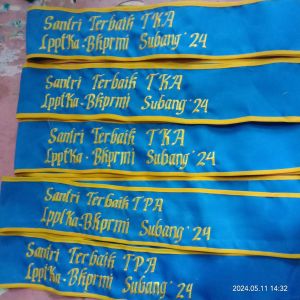 Selempang Wisuda Anak-anak PAUD TK SD SMP SMA Dewasa Gratis Border Nama Topi Wisuda Tabung Wisuda Tas Selempang Wanita