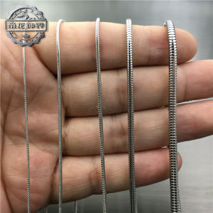 สร้อยคอไททาเนียมรูปกระดูกงูแบบเรียบง่ายและน้ำหนักเบาสำหรับคู่รัก เครื่องประดับแฟชั่นสไตล์เกาหลี โซ่ไหปลาร้าแบบกลม