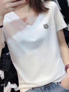 เสื้อยืดคอวีสีขาวสำหรับผู้หญิง ทรงเข้ารูป แขนสั้น ปักคริสตัล ทรงเข้ารูป ฤดูร้อน 2023 ผ้าฝ้ายผสมโพลีเอสเตอร์