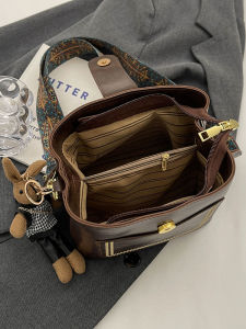 Retro Wide Strap Small Bucket Bag Crossbody Bag Fashionable Versatile High Quality Mini Bag PU Material Zipper Closure Casual Leisure