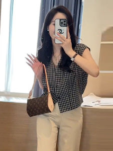 เสื้อเชิ้ตผู้หญิงคอวีพิมพ์ลายสก็อตแขนกุดสไตล์ย้อนยุคสไตล์ฮ่องกงฤดูร้อน กระดุมด้านหน้า แขนสั้น ทรงหลวม เสื้อคลุมกันหนาว