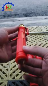 Tay cầm đỏ khóa van bi đầu vào 13.8 và 16.8mm. Đầu ra 13.8mm chuyên dùng cho bình phun thuốc.