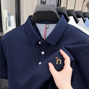 การออกแบบแบรนด์เสื้อโปโลผู้ชายแขนสั้นเสื้อยืดฤดูร้อนใหม่ประณีตสุนัขเย็บปักถักร้อยแฟชั่นธุรกิจหล่อผู้ชาย