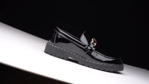 Korean Fashion Men's Loafer Shoes & Lightweight Leather Business Footwear