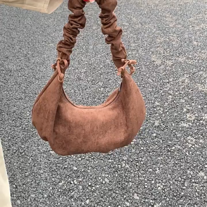 EchoBliss  กระเป๋ารักแร้แนววินเทจเฉพาะกลุ่มผ้าสักหลาดจีบเชือกรูดกระเป๋าลายเมฆแฟชั่นเกาหลีกระเป๋าสะพายไหล่สะพายข้างกระเป๋าเกี๊ยว