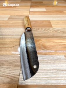 Dao thái thịt làm từ thép lưỡi cưa đã qua trui lửa kỹ cán gỗ mun bền đẹp. Dao dùng cực bén