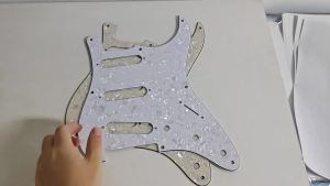 FLEOR | FLEOR 1pcs ST 8-Hole Electric Guitar Pick Guard Pearloid Pickguard SSS Scratch Plate 4Ply White Pearl /Aged Pearl