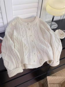 Japanese Style Soft Milk Style Retro Cable-Knit Sweater: A White Idle Style Coat