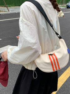 กระเป๋าสะพายข้างผ้าไนลอนแฟชั่นลำลองสำหรับทั้งชายและหญิง กระเป๋าสะพายข้างแบบสะพายข้าง กระเป๋าสี่เหลี่ยมแบน ปิดด้วยซิป