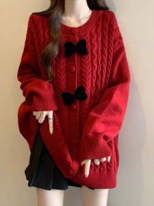 Áo Len Cardigan Dệt Kim Màu Đỏ Cỡ Lớn Cho Nữ Mùa Thu 2025 Phong Cách Mới Có Nơ Bướm Nhung Dài Vừa Phải Có Dây Đeo