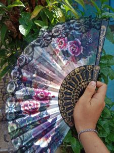 sultan souvenir.Souvenir pernikahan Kipas Spanyol Itam ISI 12 PCS ATAU 1 LUSIN Udh Kemas Plastik dan Diksi Ikat Kawat Mas