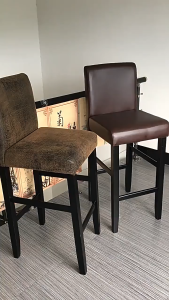 สตูลสูงพร้อมพนักพิง เก้าอี้บาร์สูง สตูลบาร์ เก้าอี้สตูล  เก้าอี้บาร์  เก้าอี้สูง ไม่มีที่วางแขน หนัง PU โครงสร้างไม้เนื้อแข็ง พร้อมที่วางเท้า  เหมาะสำหรับเคาน์เตอร์ครัวและบาร์ในบ้าน หรือร้านค้าเชิงพาณิชย์