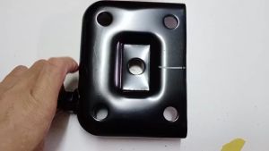 เหล็กยึดโช๊คอัพหลังตัวล่าง แป้นยึดโช๊คหลัง สำหรับตัวเตี้ย ข้างซ้ายขวา ISUZU D-Max 2020-2024 แท้ศูนย์100%