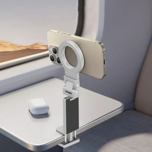 ที่วางโทรศัพท์แม่เหล็กสำหรับเครื่องบิน ที่วางโทรศัพท์มือถือแบบตั้งโต๊ะสำหรับเดินทาง ใช้ได้กับโทรศัพท์ทุกรุ่น พับได้ หมุนได้ 360 องศา °   ไม้เซลฟี่แบบหมุนได้สำหรับโทรศัพท์มือถือ