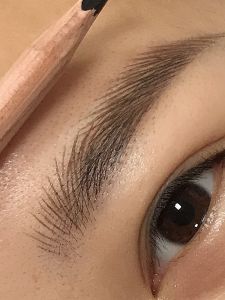 มิสทีนวิน เรซินอายบาร์เรล แท่งเขียนคิ้วแบบมีด ไม้พื้นธรรมชาติ ชุบขนสั้น ทนทานต่อเหงื่อและน้ำได้ยาวนาน เขียนคิ้วแบบมีด