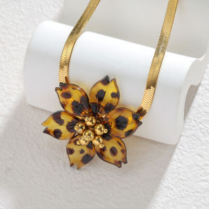 kissmoon Leopard Vintage Print Flower Pendant Necklace for Women Stainless Steel Gold Color Blade Chain Unique Banquet Gifts