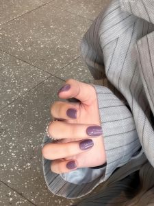 2025 ใหม่สีม่วงนมสั้นสีขาว แผ่นติดเล็บสีพื้นทำมือ ความรู้สึกหรูหราเรียบง่าย วินเทจ แผ่นติดเล็บสีพื้น แผ่นติดเล็บสีพื้น