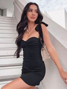 ชุดเดรสคลับสีดําที่พอดีและเซ็กซี่ด้วยสไตล์อเมริกัน ไม่มีสาย คลุมอกและกระโปรงสั้นเอวสูงสําหรับผู้หญิง
