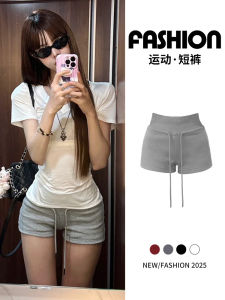 กางเกงขาสั้นกีฬาเอวสูงสีเทา กางเกงขาสั้นทรงเอเข้ารูปสำหรับผู้หญิง ฤดูร้อน 2025 ใหม่ ขนาดเล็ก กระชับสัดส่วน ดีไซน์สไตล์อเมริกัน สำหรับสาวๆ