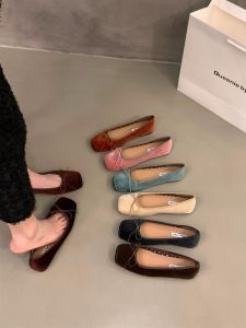 รองเท้าบัลเลต์ส้นแบนสีแดงนุ่มสไตล์ฝรั่งเศสสำหรับผู้หญิง ฤดูใบไม้ผลิและฤดูใบไม้ร่วง รองเท้าแตะผ้ากำมะหยี่ รองเท้าแตะสำหรับงานวันเกิด