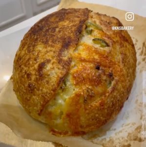 ขนมปังโฮลวีทซาวโดวจ์เชดาร์ชีสและพริกแม็กซิกัน (Real cheddar cheese and Jalapeño whole-wheat sourdough) - 1 kg