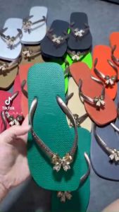 Dép kẹp xỏ ngón nữ Havanas tông lào mũi vuông đính Charm Nơ đế cao su nhiều màu lựa chọn bền bỉ êm ái thời trang.