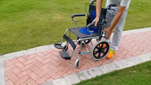 รถเข็นพับได้ น้ำหนักเบา กะทัดรัด ล้อ 16 นิ้ว เบรก 4 จุด หน้า-หลัง รถเข็นผู้สูงอายุ รถเข็นผู้ป่วย