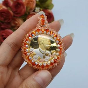 จี้รัชกาลที่ ๕ (สมเด็จพ่อ ร.๕) ขนาด 4.2x4.2cm กรอบคริสตัลสวารอฟสกี้แท้ เสริมบารมี ชีวิตรุ่งเรือง มีโชคลาภด้วย รูปถ่ายจากสินค้าจริง