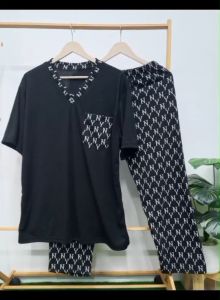 เสื้อยืดคอวีไซส์ใหญ่ + กางเกงขายาว