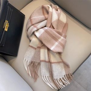 Khăn Quàng Cổ Dày Mới Cho Đôi Tình Nhân Mùa Đông