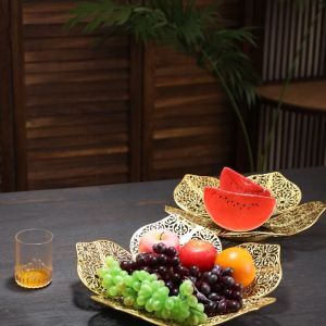 อาหารเอเชียตะวันออกเฉียงใต้จานผสมผลไม้ย้อนยุคบริการนวดจานเมทัลลิคตัด แต่งด้วยดอกไม้แห้งจัดวางถาดจานโลหะ