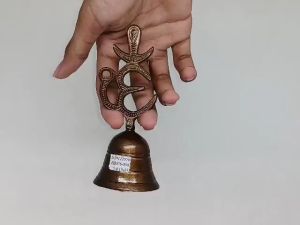 กระดิ่ง สายมู บูชาเทพ กระดิ่ง ทองเหลือง กระดิ่งด้ามจับ กระดิ่งพิธี หล่อ หนา เรียบ เสียงใส ทองเหลืองแบบด้ามจับโอม (สีน้ำตาล) ปากกว้าง 5 นิ้ว HB-036