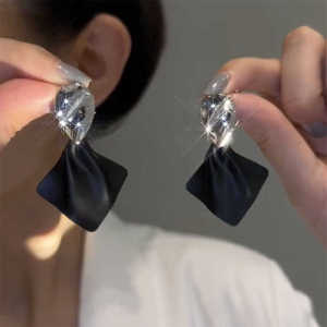ต่างหูทรงเพชรสีบล็อกสำหรับผู้หญิง ดีไซน์เรียบง่าย แฟชั่นสุดเก๋ หลากหลายสไตล์ สัมผัสระดับไฮเอนด์ เครื่องประดับแฟชั่น