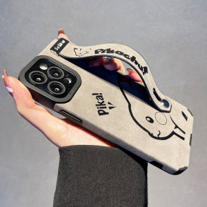 CrashStar เคสโทรศัพท์นุ่มหนังลายการ์ตูนน่ารักพร้อมสายคาดข้อมือสำหรับไอโฟน 15 14 Pro Max 13 12 11 Pro Max กรอบโทรศัพท์สีดำ แฟชั่นพร้อมเลนส์คลูมทั้งหมดป้องกันกล้อง