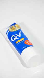 QV Intensive Cream 100g Untuk Kulit Kering Ekstrem Dengan Hidrasi Intensif. Dengan Glycerin Petrolatum Membantu Meredakan Dan Mencegah Kulit Kering