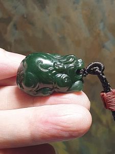 Natural strong green ("spicy green") Nephrite hand carved 3-dimensional Pi Xiu Jade pendant (with certificate) [Natural Crystal] 和田玉碧玉辣绿纯手工雕刻立体貔貅吊坠(带证书) Chinese amulet charm jewelry gifts