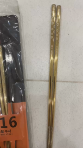 Vỉ 5 đôi đũa cán vuông inox 316 mạ vàng hoa văn bông mai